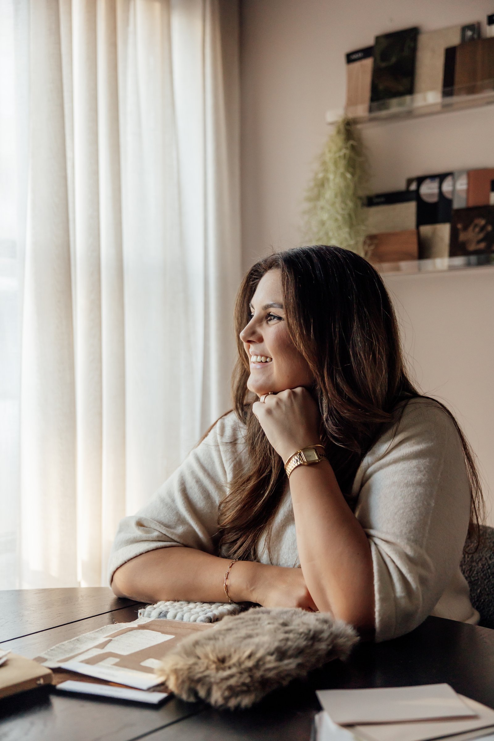 Rachel Tiesma lachend aan het werk — interieurstylist Atelumé